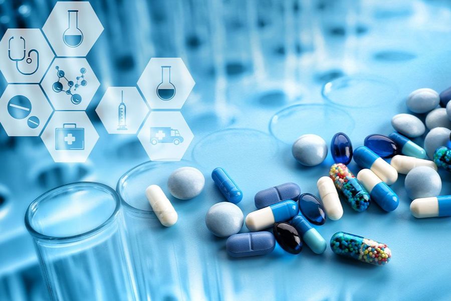 Which 1928 discovery revolutionized antibiotics?