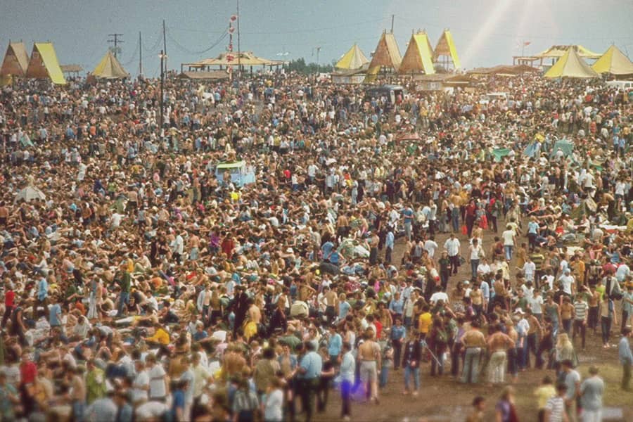 Which 1969 music festival took place on a dairy farm in Bethel, New York?