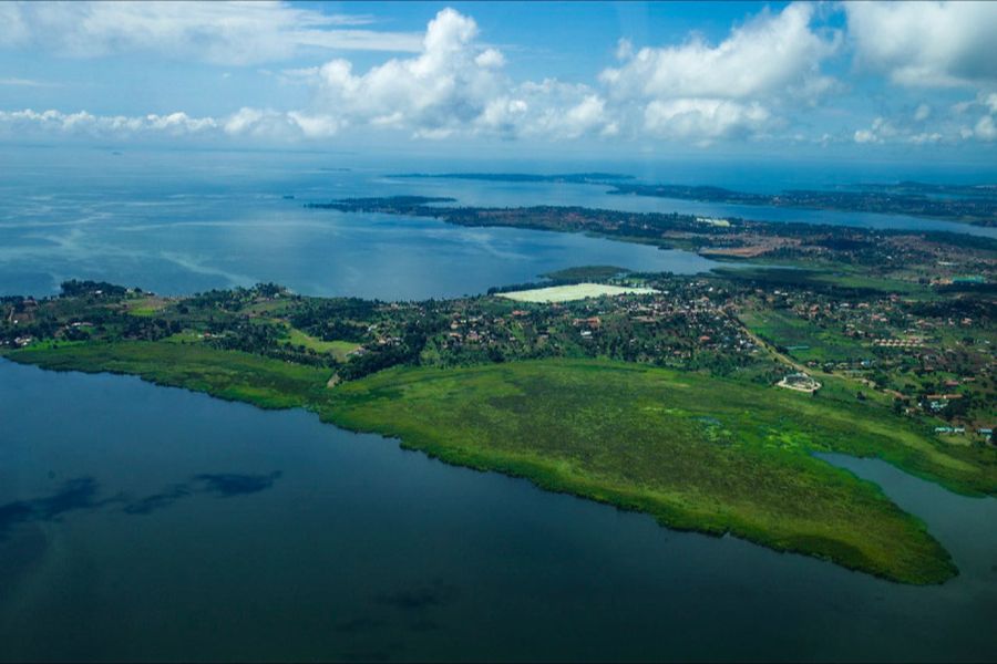 Which African lake is the largest by surface area?