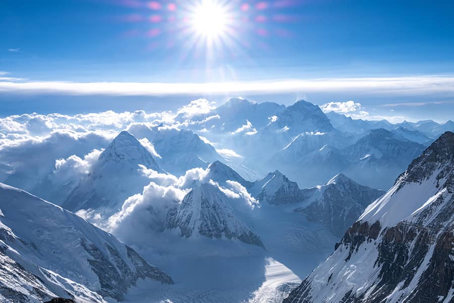 Mount Everest straddles the border between which two countries?