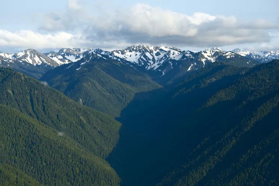 Which mountain range runs along the western United States?