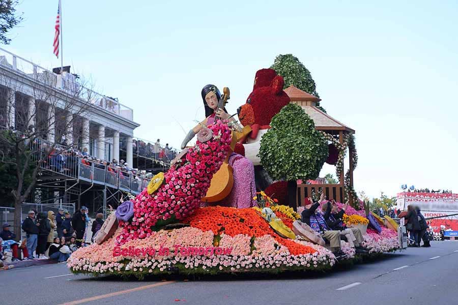 Pasadena hosts an annual New Year’s parade dedicated to what flower?