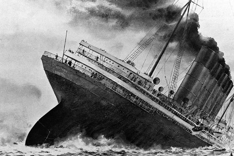 Which British liner was sunk by a German U-boat in 1915?